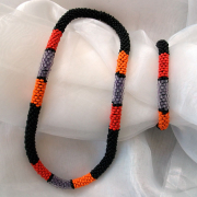 Perlen - Kette Schmuck Rocailles schwarz orange rot lila + passende Armband gehäkelt von Marion Heine Soulous Art