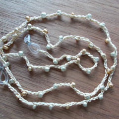 Brillenband Brillenkette Perlenbrillenband gehäkelt Baumwolle Rocailles beige gefertigt von Marion Heine Soulous Art