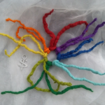 Haargummi Dreadlock Haarband Gummi gefilzt Haarschmuck Regenbogen gefertigt von Marion Heine Soulous Art