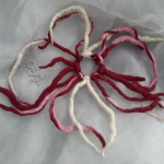 Haargummi Dreadlock Haarband Gummi gefilzt Haarschmuck rot rosa weiß gefertigt von Marion Heine Soulous Art