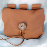 Gürteltasche hellbraun genäht + Hornknopfnachbildung aus Rindsleder echt Leder Ösen Nieten Mittelalter Larp Fantasy Rollenspiel Gothic Steampunk gefertigt von Marion Heine Soulous Art