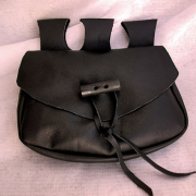 Gürteltasche schwarz genäht + Ebenholz-Verschluß aus Rindsleder echt Leder Mittelalter Larp Fantasy Rollenspiel Gothic Steampunk gefertigt von Marion Heine Soulous Art